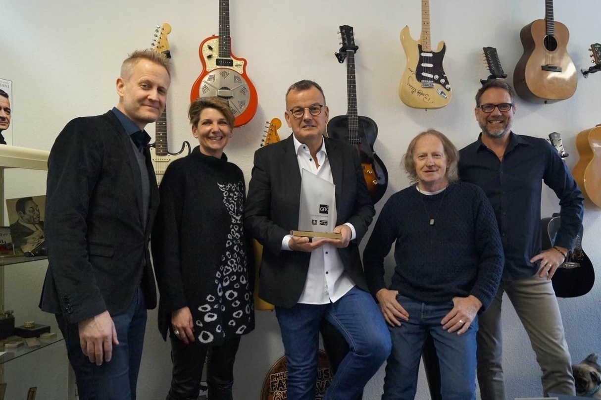 Bei der Award-Entgegennahme im eigenen Studio: Philipp Fankhauser (Mitte) und seine Gratulanten
