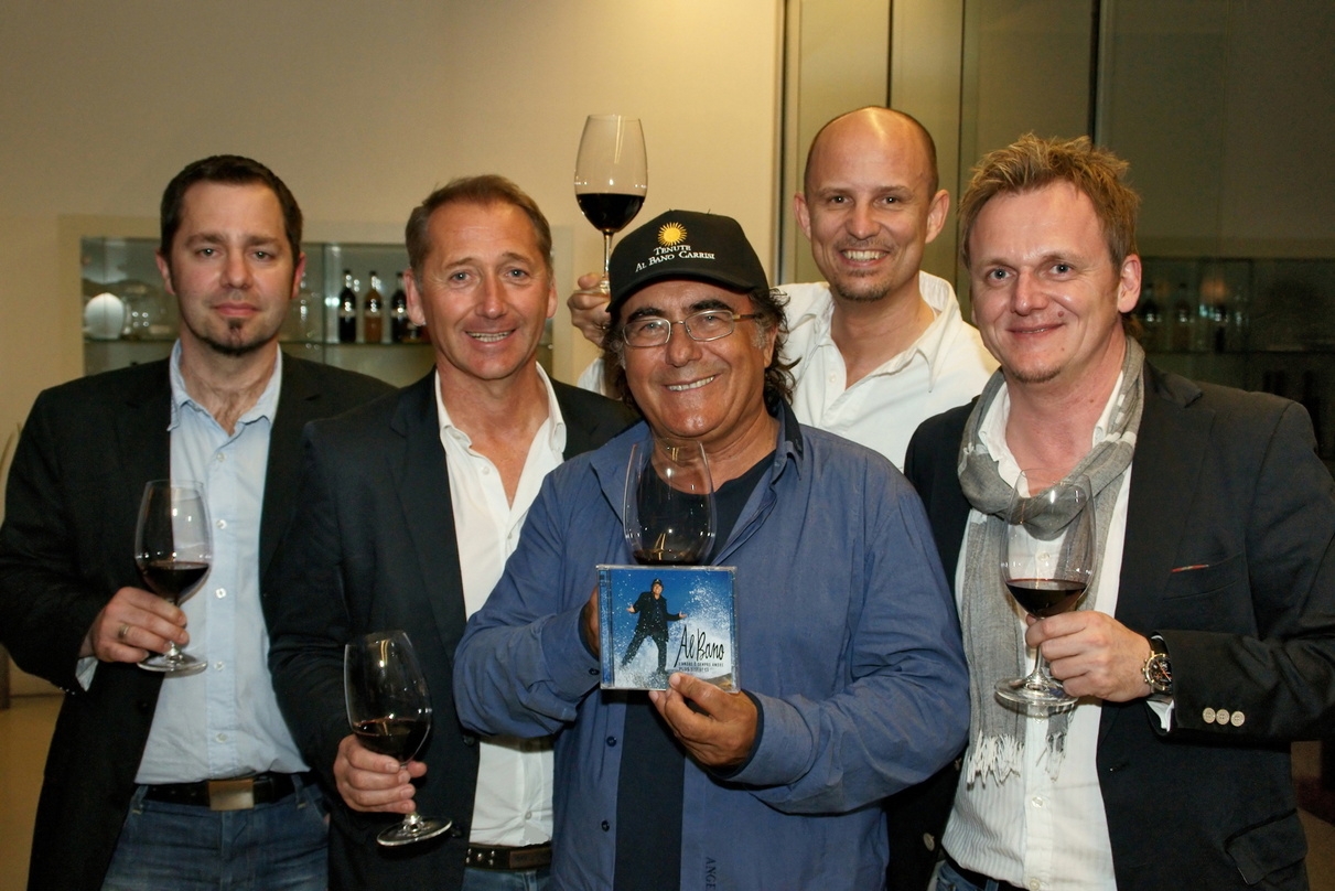 Mit einem Gläschen Rotwein feierten (v.l.n.r.): Thomas Thron (MFG Media), Günter Unger (EQ), Al Bano Carrisi, Philipp Urban und Peter Pansky (beide EQ)