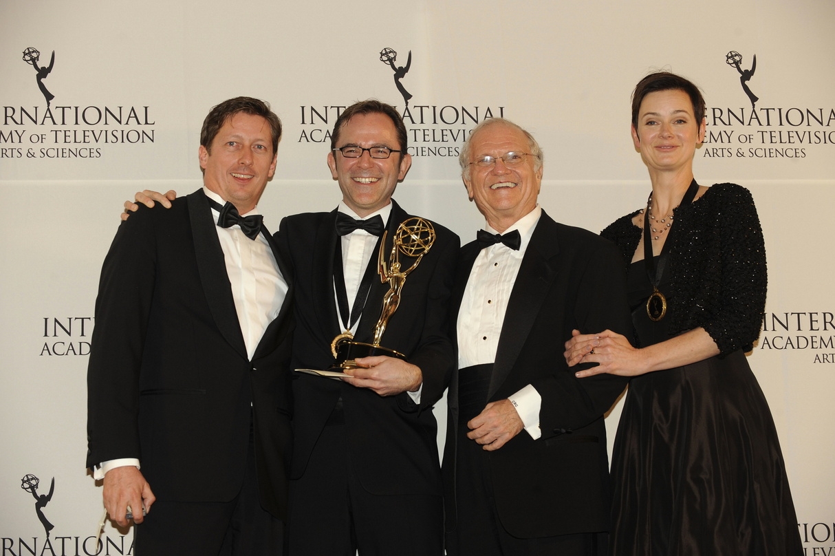 Tristan Chytroschek (a&o büro filmproduktion, 2.v.l.) nahm gestern den International Emmy für die Dokumentation "Musik als Waffe" entgegen