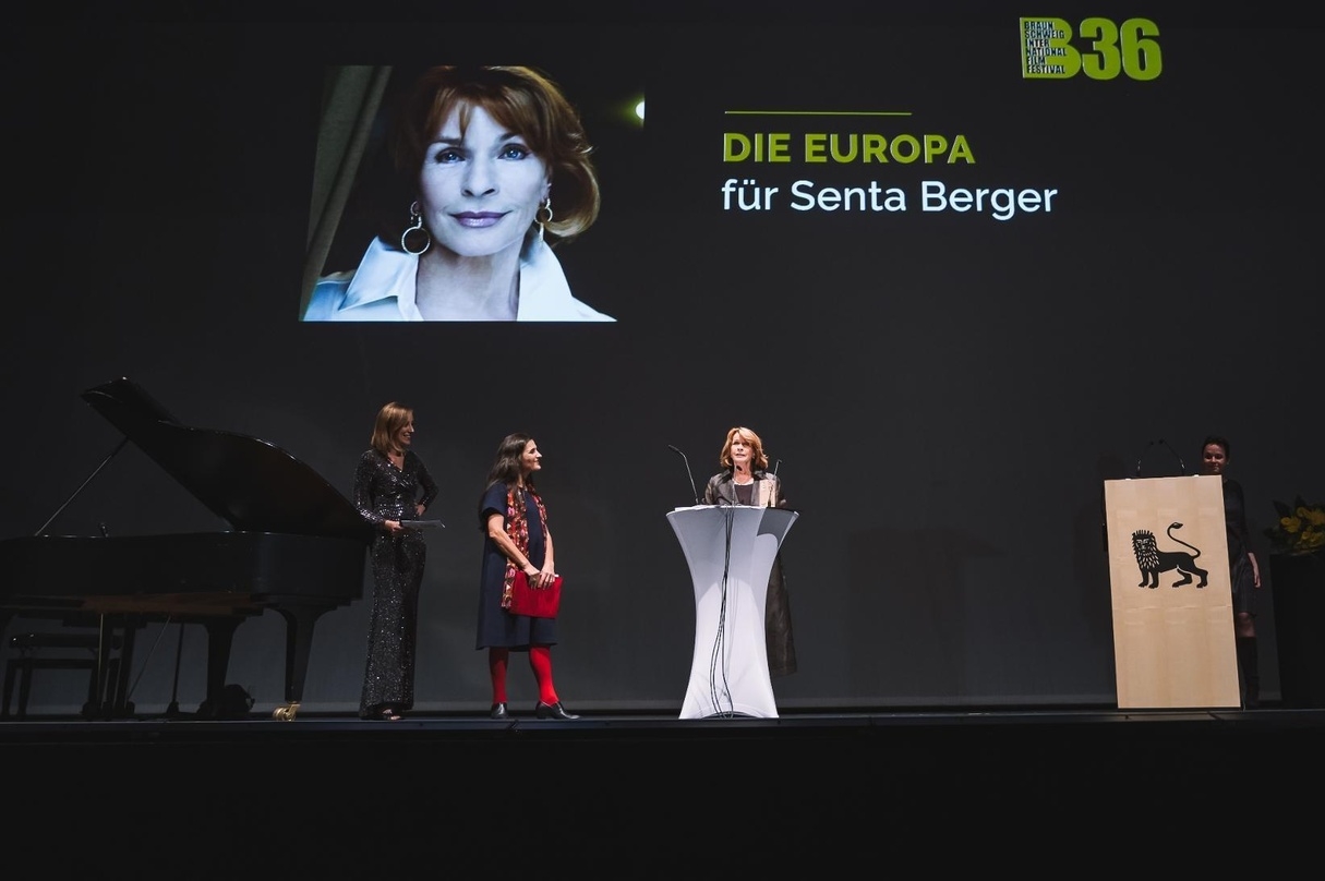 Senta Berger (rechts im Bild) wurde beim Braunschweig International Film Festival für ihr Lebenswerk mit der EUROPA geehrt. Die Laudatio hielt Stella Maria Adorf (Bildmitte) 