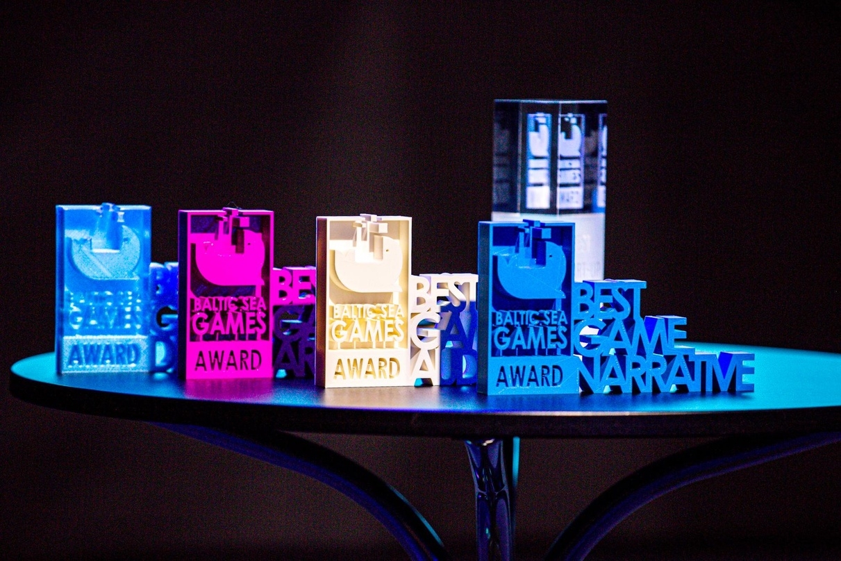 Die Gewinner-Trophäen für die Kategorien Best Game Design, Best Game Art, Best Game Audio, Best Game Narrative und die Trophäe für das Best Start-up Game 2019 stehen im Scheinwerferlicht auf der Bühne.