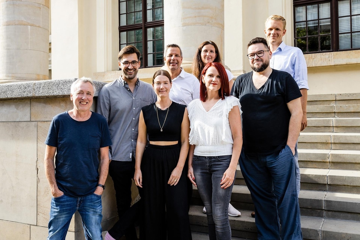 Machen künftig miteinander Schlager (von links): Hartwig Masuch (BMG), Giulia Höck (BMG), Kathleen Herrmann (Telamo) und Marko Wünsch (Telamo) sowie (hinten, von links) Maximilian Kolb (BMG), Ken Otremba (Telamo), Katja Bab (BMG) und Caspar von Reden (BMG)