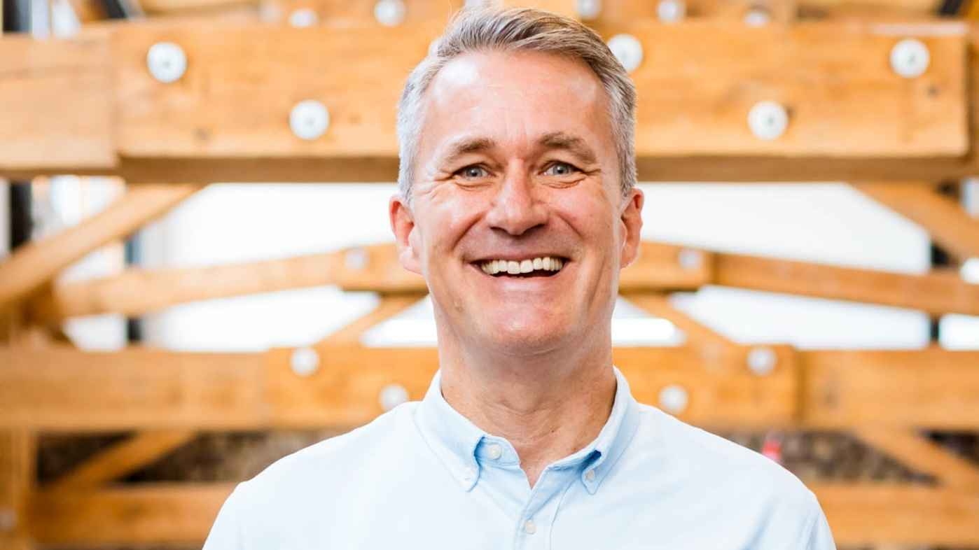 tonies-Gründer Patric Faßbender (links) und Marcus Stahl (rechts) übergeben an neuen CEO Tobias Wann