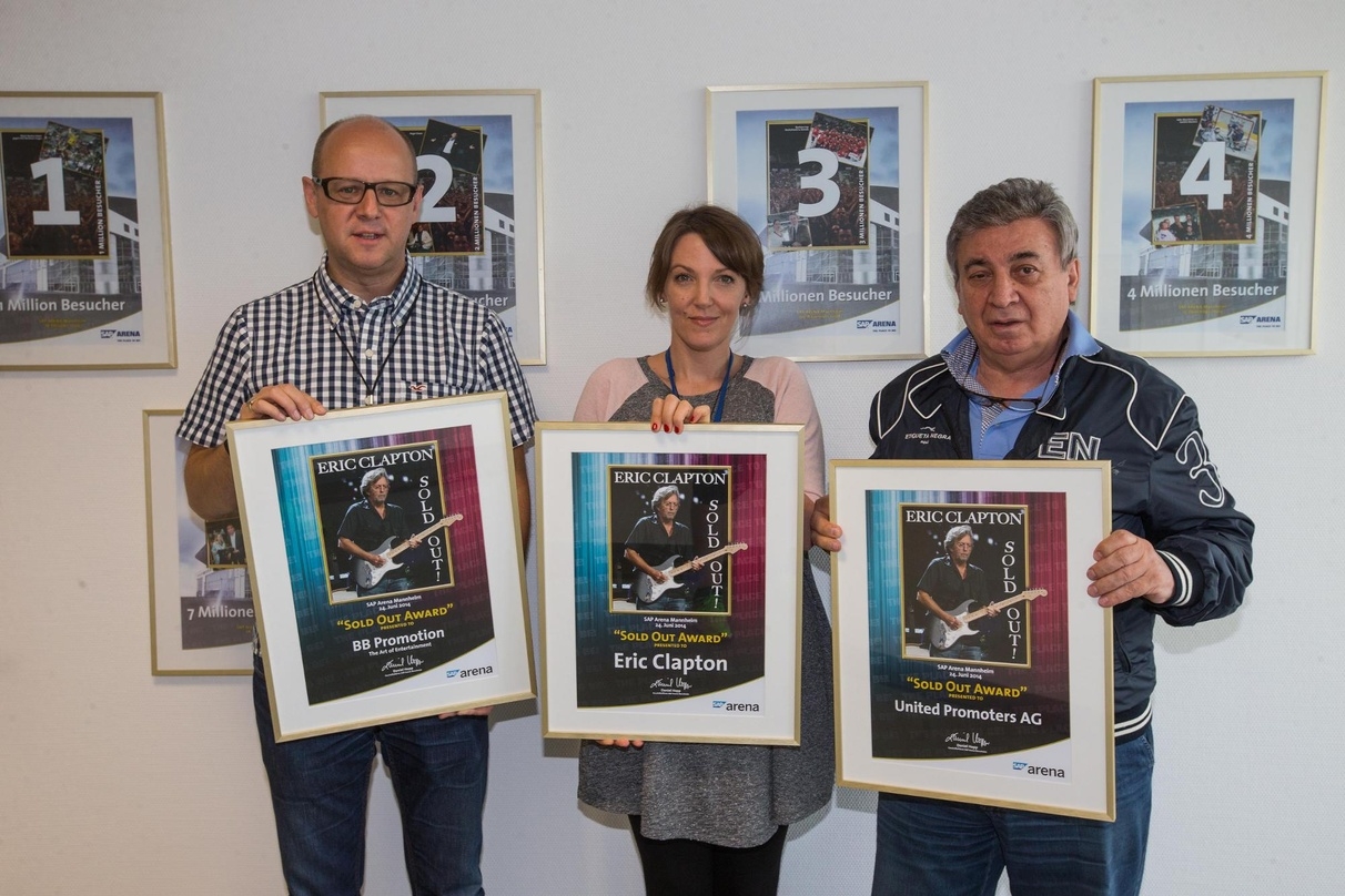 Bei der Verleihung des Awards (von links): Matthias Mantel (BB Promotion), Melanie Gremm (SAP Arena) und Marcel Avram (United Promoters)