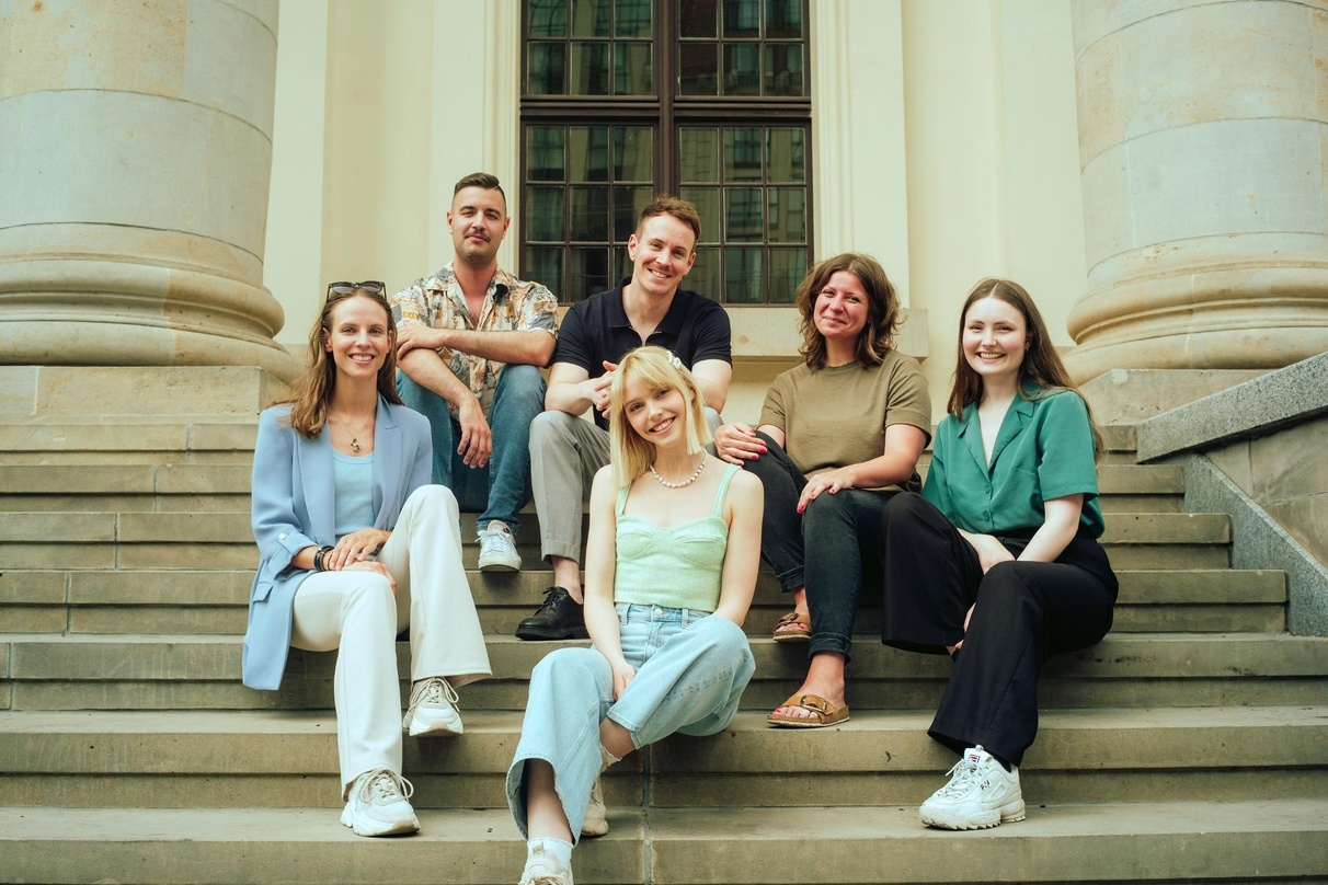 Machen gemeinsame Sache (von links): Shelsea Brühl (BMG), Frederik Boutahar, Johannes Scholz (beide Irrsinn), Lina, Feline Moje (BMG) und Mareike Thome (Irrsinn Management)