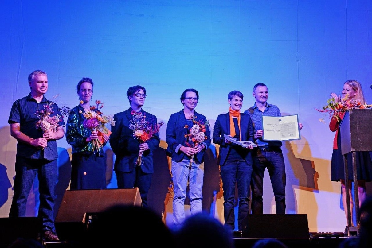 Das Organisationsteam der Lesbisch Schwulen Filmtage Hamburg mit der Hamburger Staatsrätin für Kultur und Medien, Jana Schiedeck (rechts im Bild) bei der Preisverleihung im St. Pauli Theater