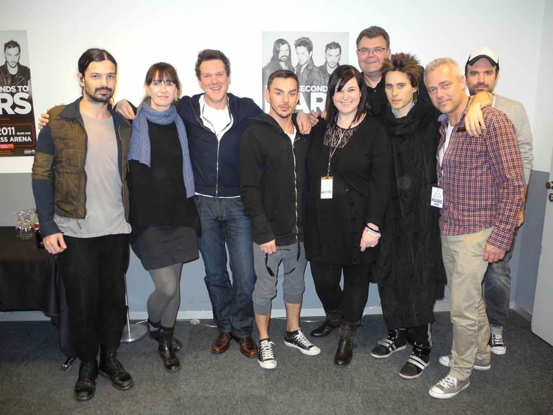 Auf Weltrekordkurs: 30 Seconds To Mars mit EMI und MLK||Im Umfeld des Kölner Konzerts trafen sich (v.l.n.r.): Tomo Milicevic (30 Seconds To Mars), Stephanie Glockmann (Print Promotion EMI), Uli Mücke (Vice President New Music GSA EMI), Shannon Leto (30 Seconds To Mars), Kerstin Zimmermann (Senior Product Manager EMI), Wolfgang Hanebrink (Chairman GSA EMI), Jared Leto (30 Seconds To Mars), Andreas Reitz (Head Of Radio Promotion EMI) und Matt Schwarz (Marek Lieberberg Konzertagentur)