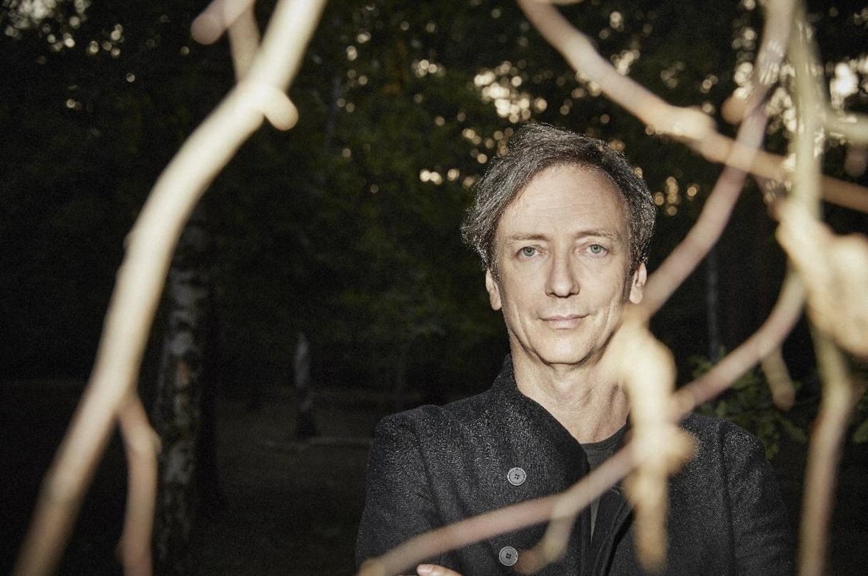 Landet mit seinem Debütalbum für Sony Classical, "A Different Forest", auf dem dritten Platz der aktuellen Klassikcharts: Volker "Hauschka" Bertelmann