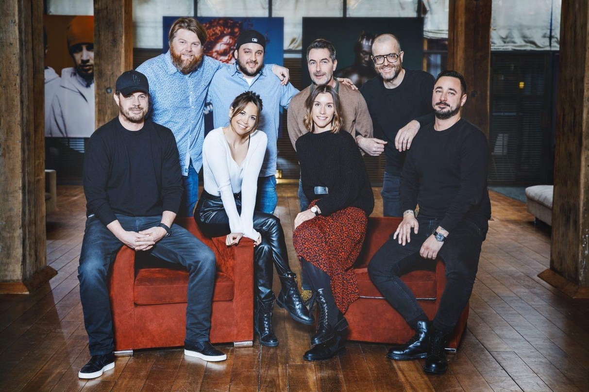 Welcome back: Mandy Capristo mit dem Team von Warner Music und ihrem Management