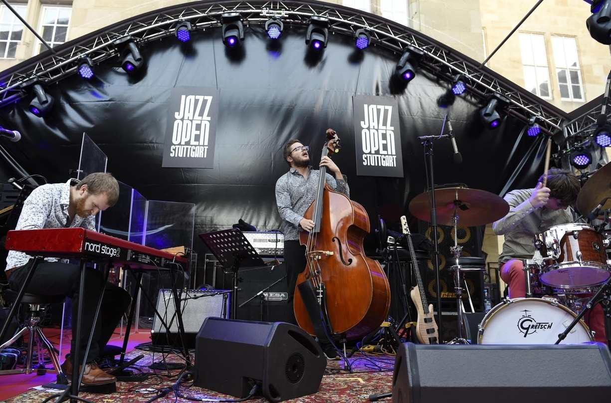 Spielte im Innenhof des Alten Schlosses: Das Clemens Gutjahr Trio, eine Gewinnerband des jazzopen playground 2017