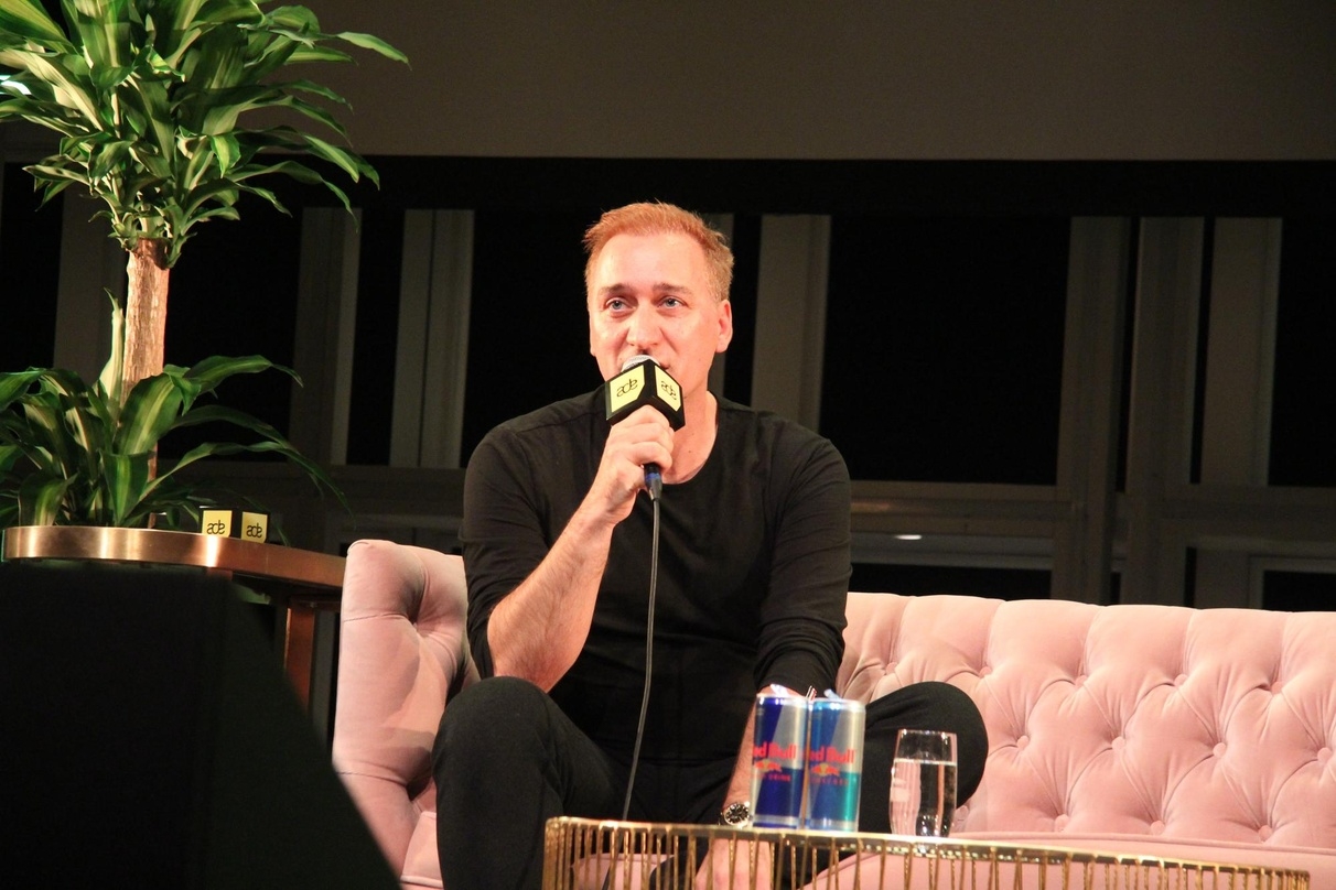 Sprach offen über seinen Bühnenunfall Anfang 2016: Paul van Dyk bei seinem Keynote Interview beim 23. Amsterdam Dance Event