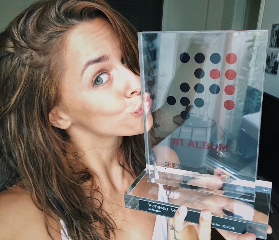 Stolz und froh: Vanessa Mai mit dem Nummer 1 Award für ihren zweiten Albumspitzenreiter, "Schlager"