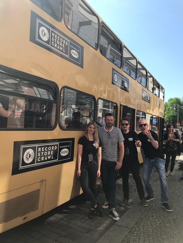 Zogen mit dem Shuttle-Bus von Plattenladen zu Plattenladen (von links): Melanie Geiger, Lutz Stöver, Christopher Müller und Frank Hähnsen (alle Warner Music)