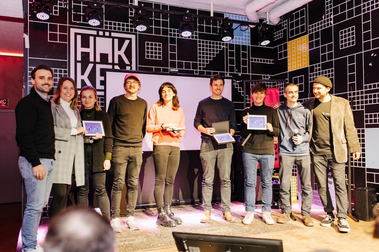 Beim diesjährigen Music WorX Pitch haben Gründer:innen mit ihren Entwicklungen einen interessanten Ausblick gegeben: Neue Technologien und Plattformen für kollaboratives Arbeiten werden für Menschen weltweit zugänglicher als je zuvor. Branchenkenner*innen sollten diese vier Startups auf dem Radar haben: Aestival aus Berlin, Cosonify aus Karlsruhe, InTempo aus Kiew, connactz aus Bayern. Seit 2014 fördert die Hamburg Kreativ Gesellschaft mit dem Music WorX Inkubator innovative Geschäftsideen aus dem Bereich Music & Tech. Erfolgreiche Unternehmen wie Sofa Concerts, Tinitracks, Ikonphon, Groovecat,Cyanite und NOYS VR wurden bereits im Programm gefördert. Für den Jahrgang 2022 kamen über 40 Bewerbungen aus mehr als zehn Ländern, unter anderem aus der Ukraine und aus Mexiko. Auch für 2023 werden wieder junge Startups gesucht. Informiere dich auf MusicWorx oder abonniere den Newsletter der Hamburg Kreativ Gesellschaft. Beim Music WorX Pitch trafen sich (von links) Patrick Wolfram, Maximiliane Neubert, Katharina Wortenberg, Andrew Erlanger (Aestival), Alina Holovatiuk (InTempo), Maximilian Blaschke (connactz), Hanna Becker, Pascal Kraft und Fabian Glück (Cosonify). (PR-Veröffentlichung)