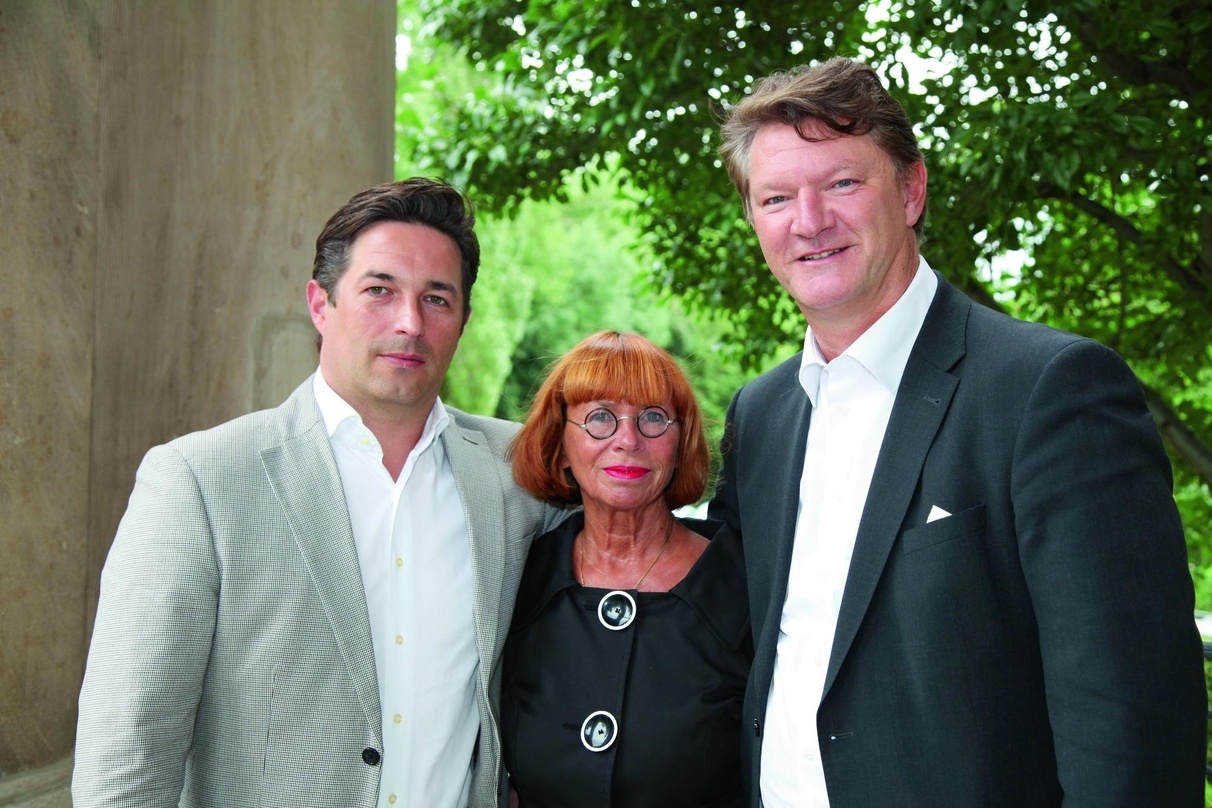 "Tatort"-Spezialistin Sonja Goslicki mit Jan Kaiser (r.), Chef von Bavaria Fernseh­produktion, und Produzent Oliver Vogel, dessen Leidenschaft der Serie gilt.