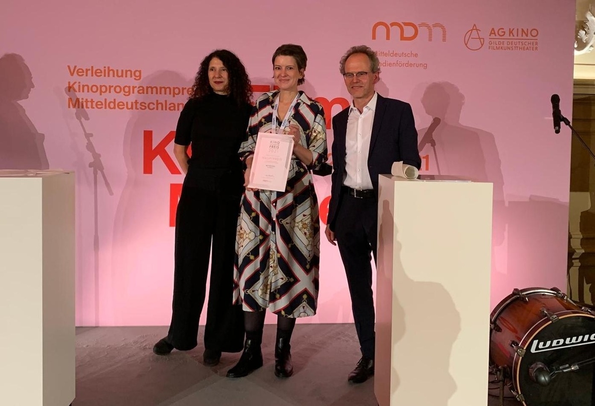 Hauptpreisträgerin Maret Wolff (m.) mit der Juryvorsitzenden Anna Neuhaus und MDM-GF Claas Danielsen