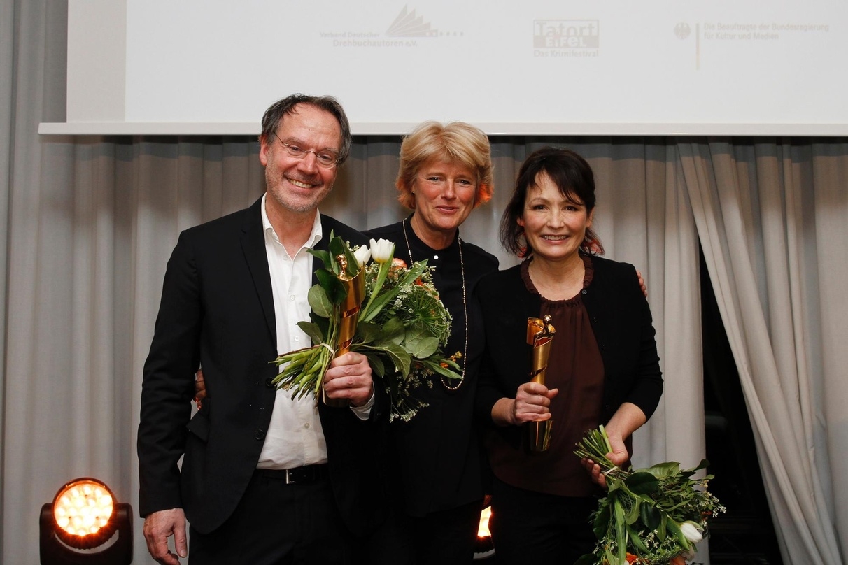 Kulturstaatsministerin Monika Grütters (m.) übergab die Goldene Lola an Stefan Falk und Anke Sevenich