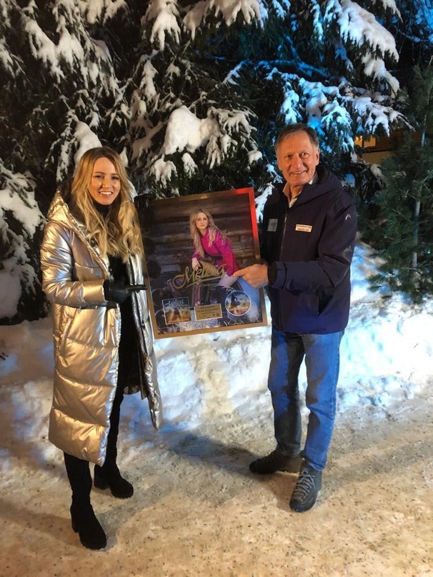 Bei der Gold-Verleihung: Melissa Naschenweng mit dem Skifahrer Franz Klammer
