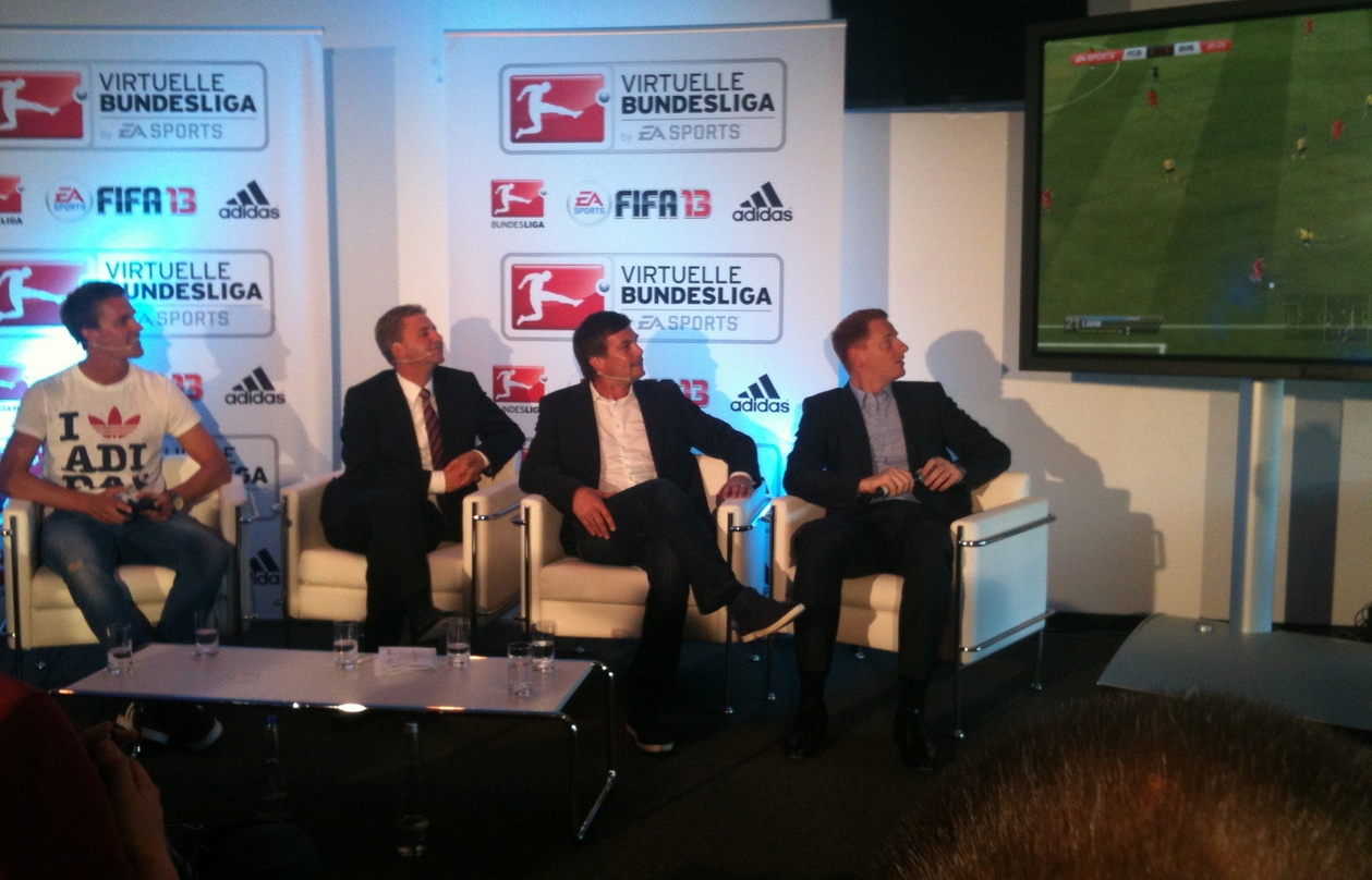 Von links: Sebastian Langkamp (FC Augsburg), Jörg Daubitzer (Geschäftsführer DFL Sports Enterprises), Thomas Helmer (TV-Moderator und Ex-Profifußballer) und Dirk Schülgen (Marketing Direktor von Electronic Arts) begutachten eine Partie "FIFA 13"