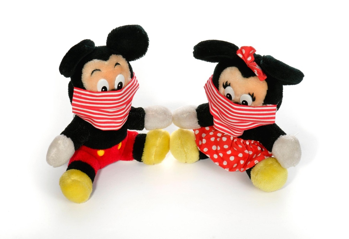   So wie Micky und Minnie auf diesem Bild müssen auch die Besucher*innen der Disney-Themenparks ab morgen größtenteils wieder eine Mund- und Nasenbedeckung tragen 