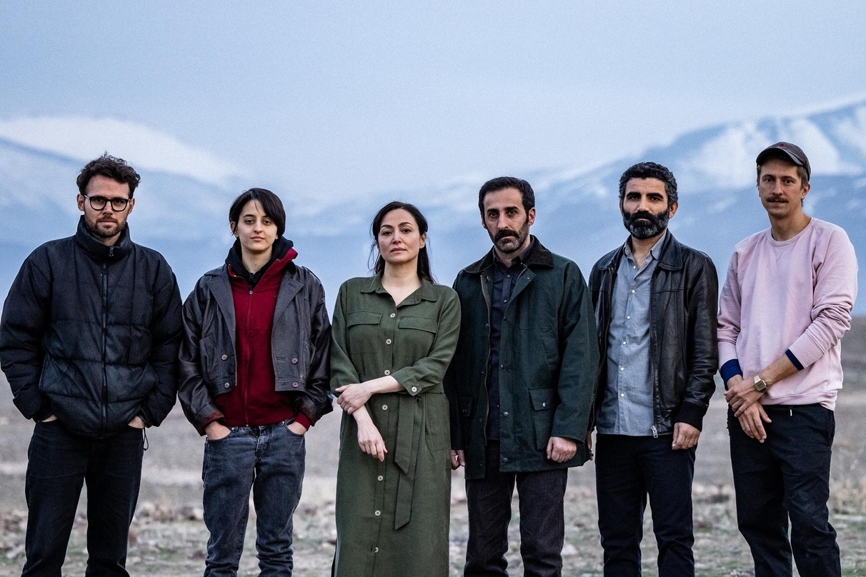  Am Set von "Marmara" (v.l.n.r.): Engin Kundag, Schauspieler*innen Merve Aksoy, Funda Rosenland, Rasim Jafarov, Aziz Çapkurt und DOP Mikolaj Syguda
