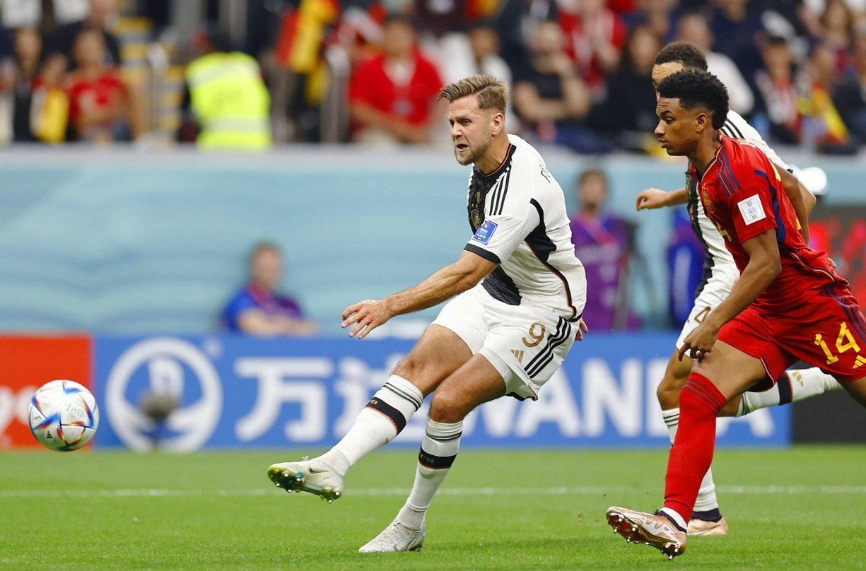 Niclas Füllkrug (links im Bild) erzielt den 1:1-Ausgleich für die deutsche Fußballnationalmannschaft im WM-Spiel gegen Spanien