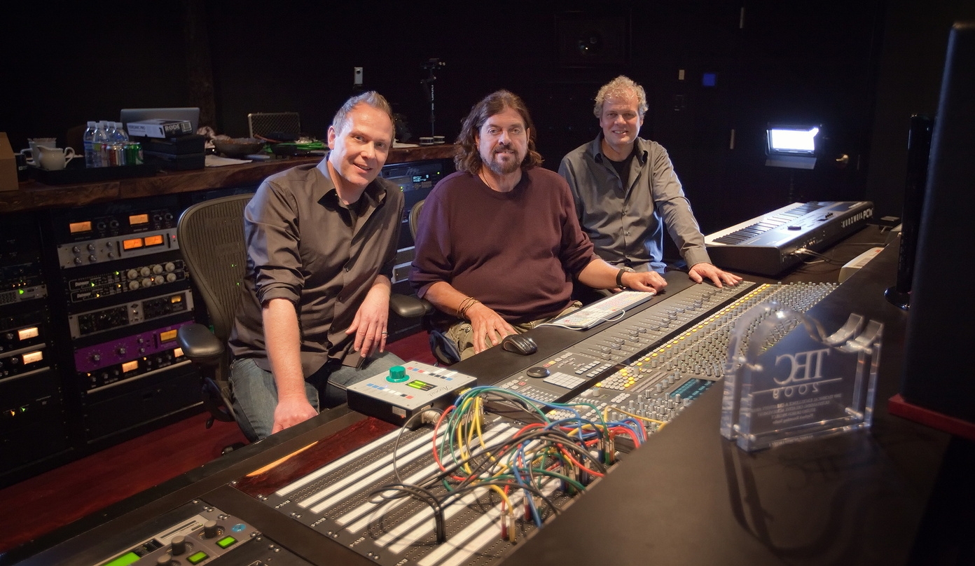 Die Lichtmond-Macher Martin (l.) und Giorgio Koppehele mit Musiklegende Alan Parsons