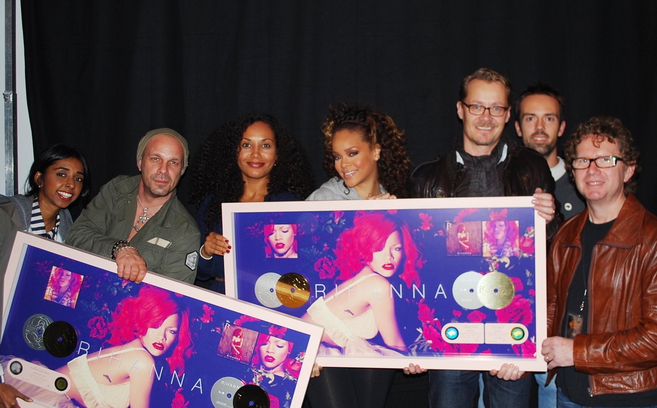 Beständige Hitlieferantin: Rihanna im Kreis ihrer Edelmetallüberbringer und Gratulanten von UID und Island Def Jam