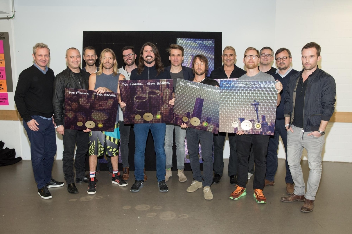 Bei der Goldverleihung. die Foo Fighters und ihr Team von Sony Music
