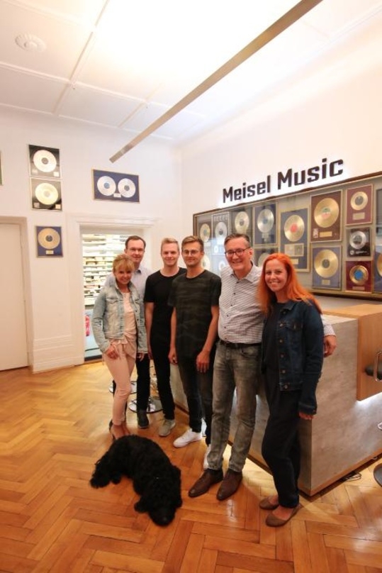 Bei der Vertragsunterzeichnung (von links): Kirsten Meisel, Frank Lücke (beide Meisel Musikverlage), Jan Neuhaus, Tobias Claessens (beide Newclaess), Jens-Markus Wegener und Ina Wiens (beide Meisel Musikverlage)