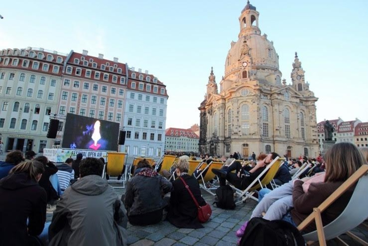Das Open-Air-Kino auf dem Neumarkt - hier ein Foto aus dem Jahr 2018 - soll in diesem Jahr auf das Filmfest Dresden einstimmen 