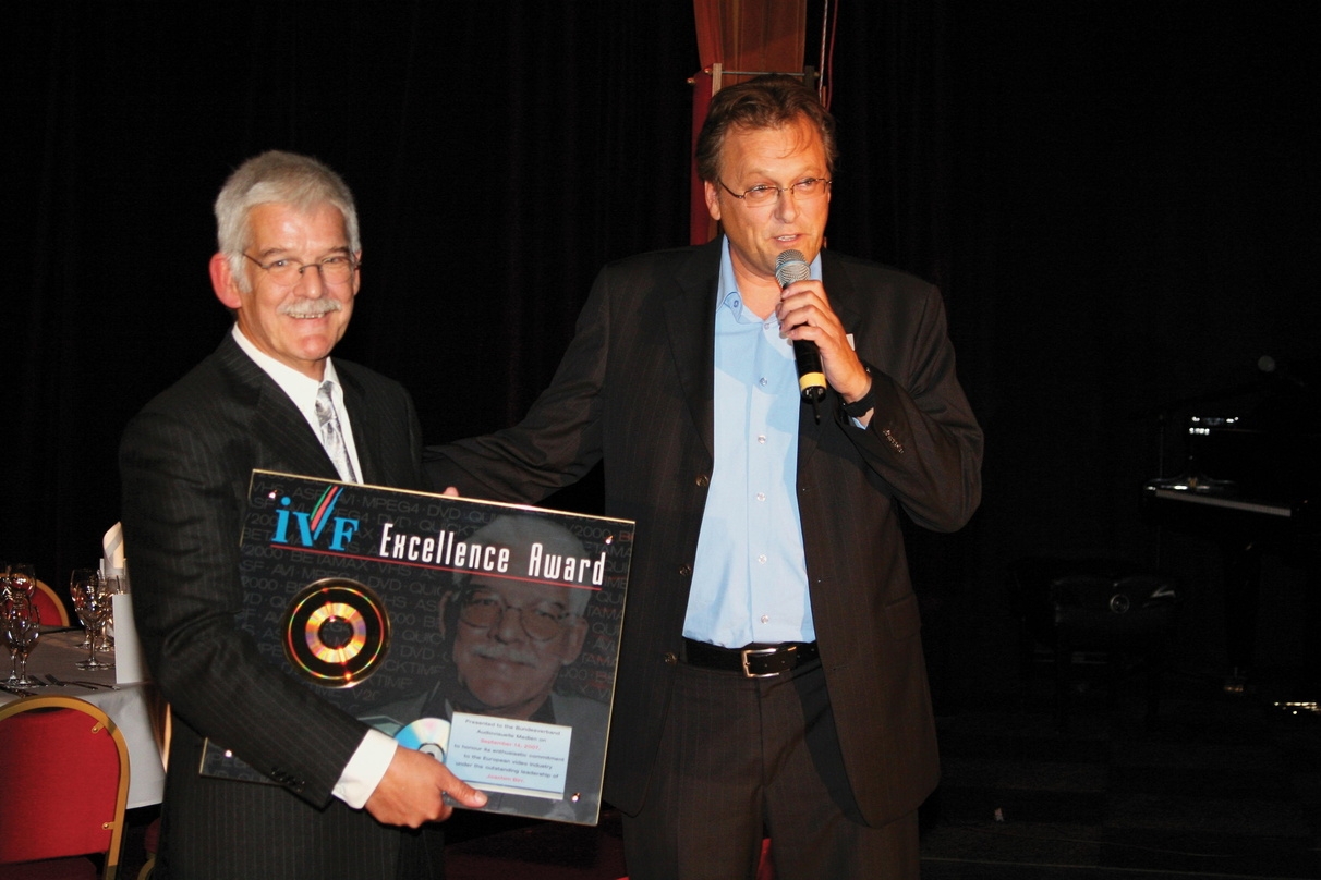 Zum 25-jährigen Verbandsjubiläum ehrte Paul Solleveld, Präsident der europäischen Branchenvereinigung International Video Federation (IVF), 2007 Joachim A. Birr mit dem erstmals vergebenen "IVF Excellence Award". Von 1988 bis 1993 war Birr IVF-Präsident.