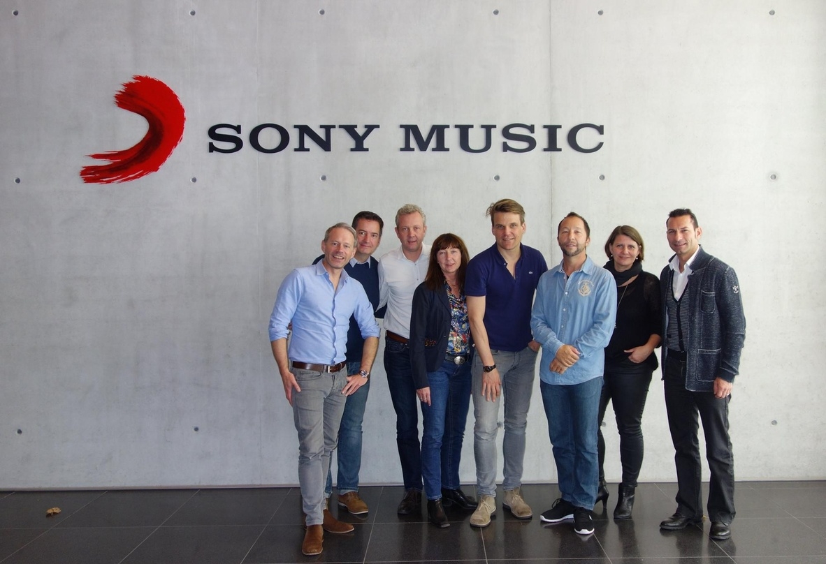 Neue Partner (von links) Thorsten Sack (Director Distributed Label Division Sony Music), Marcel Oberholzer (Yes Music), André Mühlhausen (Senior Vice President Commercial Division Sony Music), Erika Kraus (Yes Music), Philip Ginthör (CEO Sony Music GSA), DJ Bobo, Simone Reblin (Labelmanager Distributed Label Division Sony Music) und Oliver Imfeld (Geschäftsführer Yes Music)