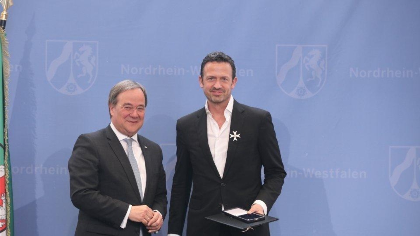 Bei der Ordensverleihung in Düsseldorf: NRW-Ministerpäsident Armin Laschet (links) und Ordensträger Till Brönner