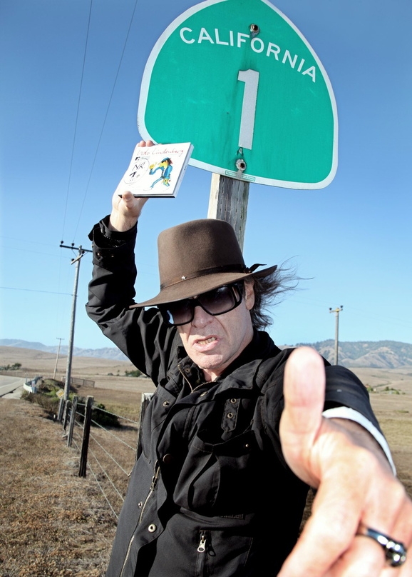 Daumen rauf für seinen zweiten Album-Spitzenreiter: Udo Lindenberg auf dem Highway 1 in Kalifornien, irgendwo zwischen San Francisco und Los Angeles