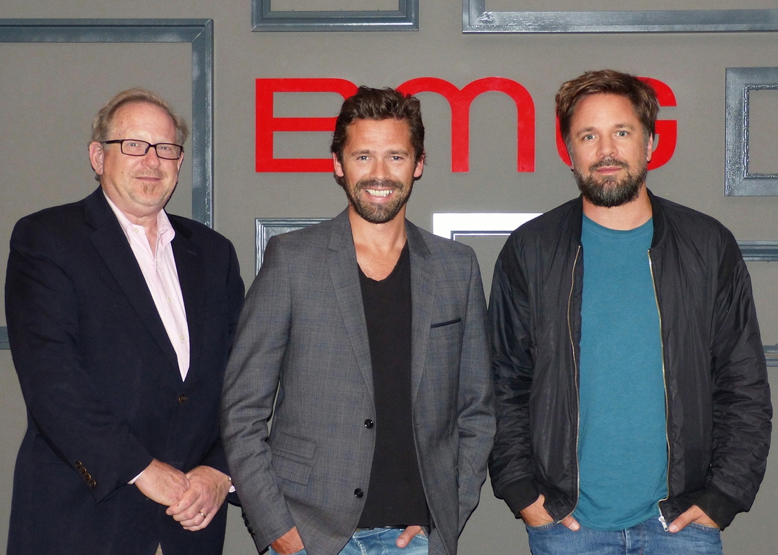 Bei der Vertragsunterzeichnung in Berlin (von links): Michael Dixon (Manager, Sodarock Entertainment), Sacha Skarbek, Maik Pallasch (Managing Director BMG Germany