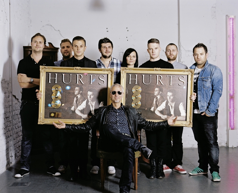 Feierten den dreifachen Gold-Erfolg: Hurts und Sony Music(Bild: Jens Oellermann)