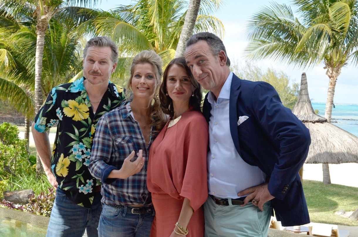 Dirk Borchardt, Valerie Niehaus, Nadeshda Brennicke und Heio von Stetten auf Mauritius, wo die Sat.1-Komödie "Zwei Familien auf der Palme" gedreht wird
