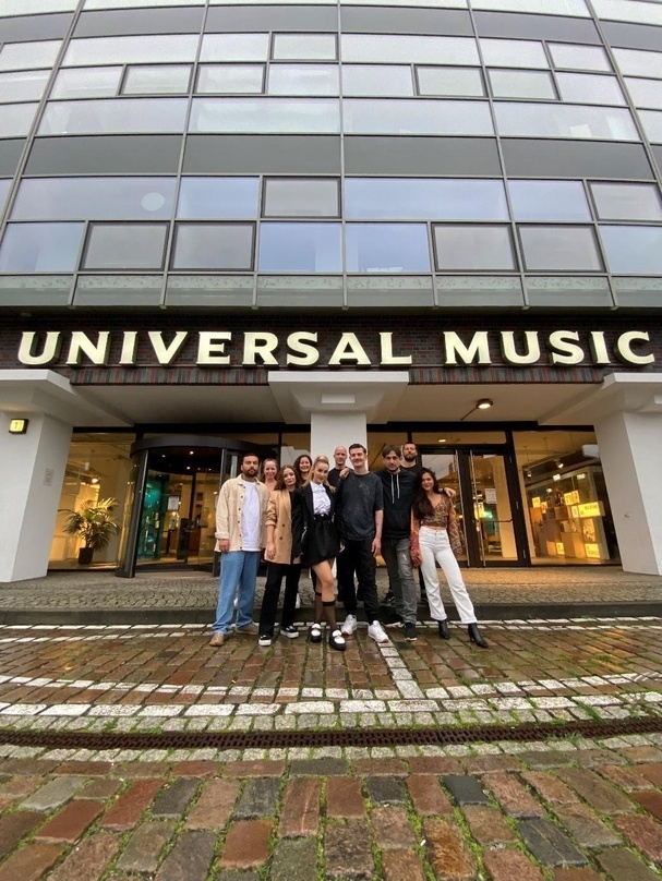 Stellten sich fürs Signingfoto vor dem Berliner Universal-Music-Gebäude auf: Ilira (5. von links) und ihre Partner