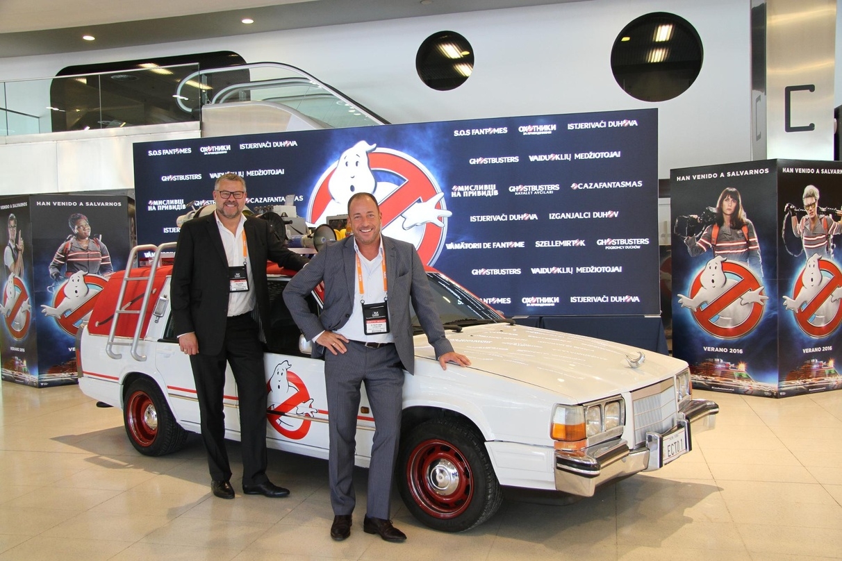 Die CineStar-Geschäfstführer Oliver Fock und Stephan Lehmann posierten mit dem neuen "Ghostbusters"-Mobil