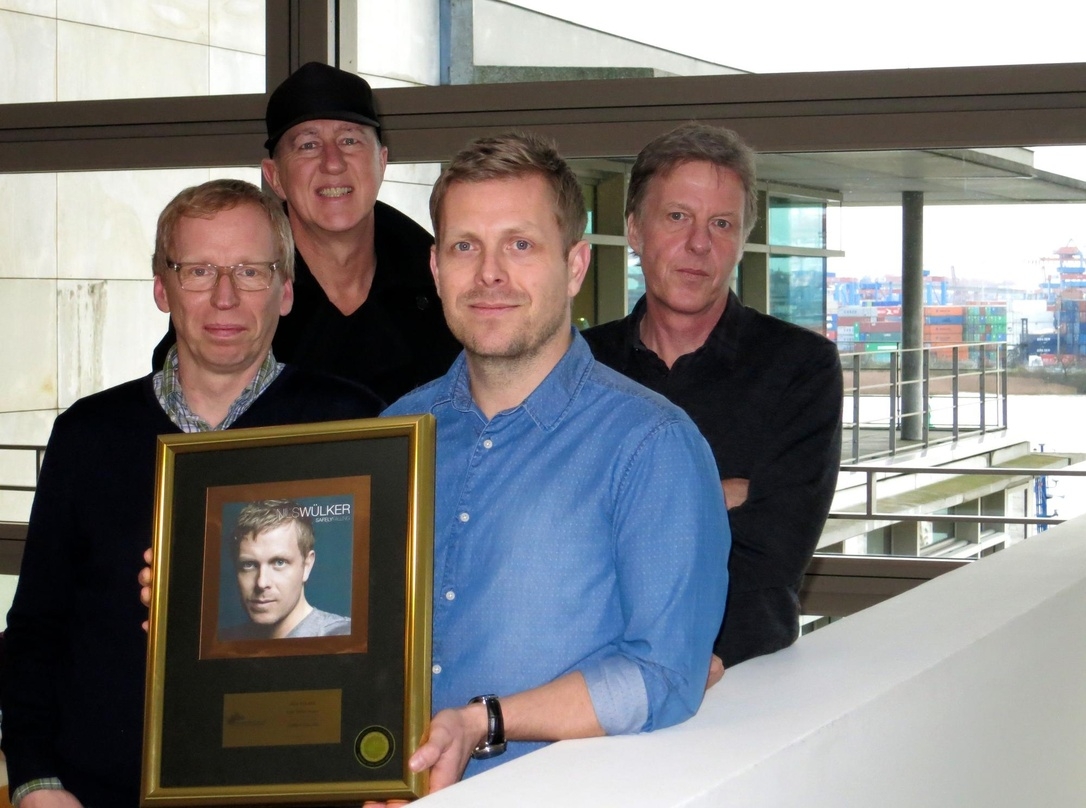 Bei der Übergabe des Awards (von links): Dirk Mahlstedt, Alexander Maurus, Nils Wülker und Thomas Wolf