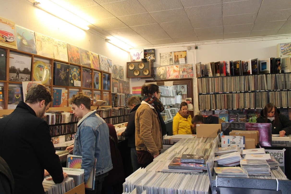Stöberten bei Discover Records in Karlsruhe: Musikfans am Record Store Day