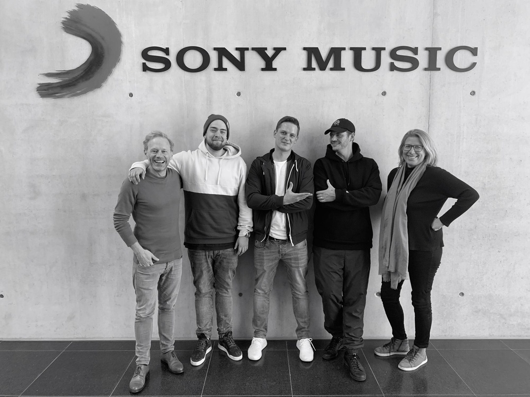 Stehen in den Startlöchern für eine neue Albumveröffentlichung: Dame (Mitte) mit seinem Management und den Partnern von Sony Music