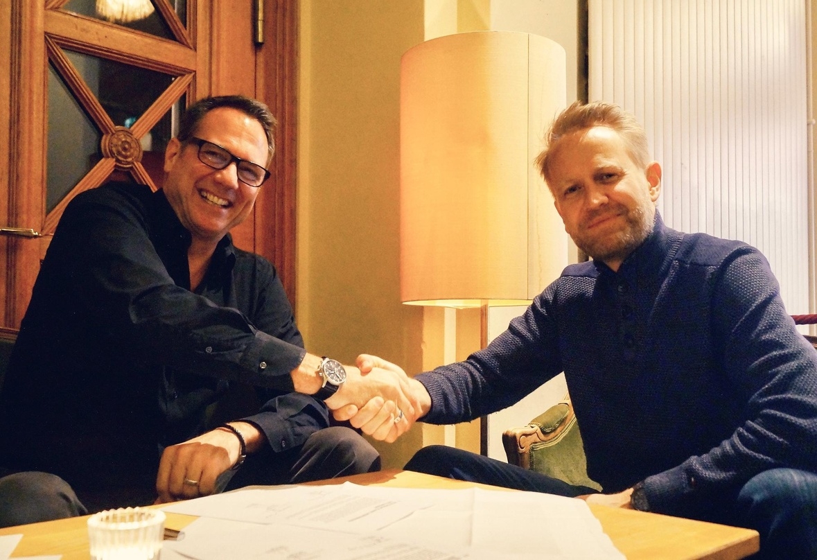 Shake Hands: Andy Renggli (links, General Manager GfK Entertainment Schweiz) mit Lorenz Haas (Geschäftsführer IFPI Schweiz)