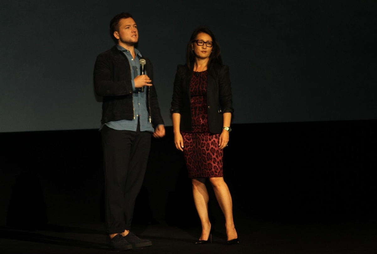 Helen Lee-Kim von Lionsgate konnte Taron Egerton auf der CCIB-Bühne begrüßen