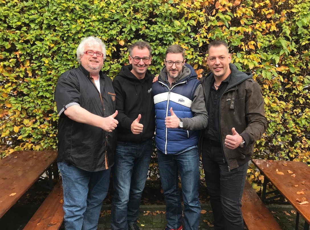 Besiegelten die Zusammenarbeit im herbstlichen Hamburg (von links): Frank Matfelt (Alster Records), Olaf Dombrowski (Alster Records), Michael Wendt (Henssler-Mucke) und Mirko Ruthenberg (Alster Records)