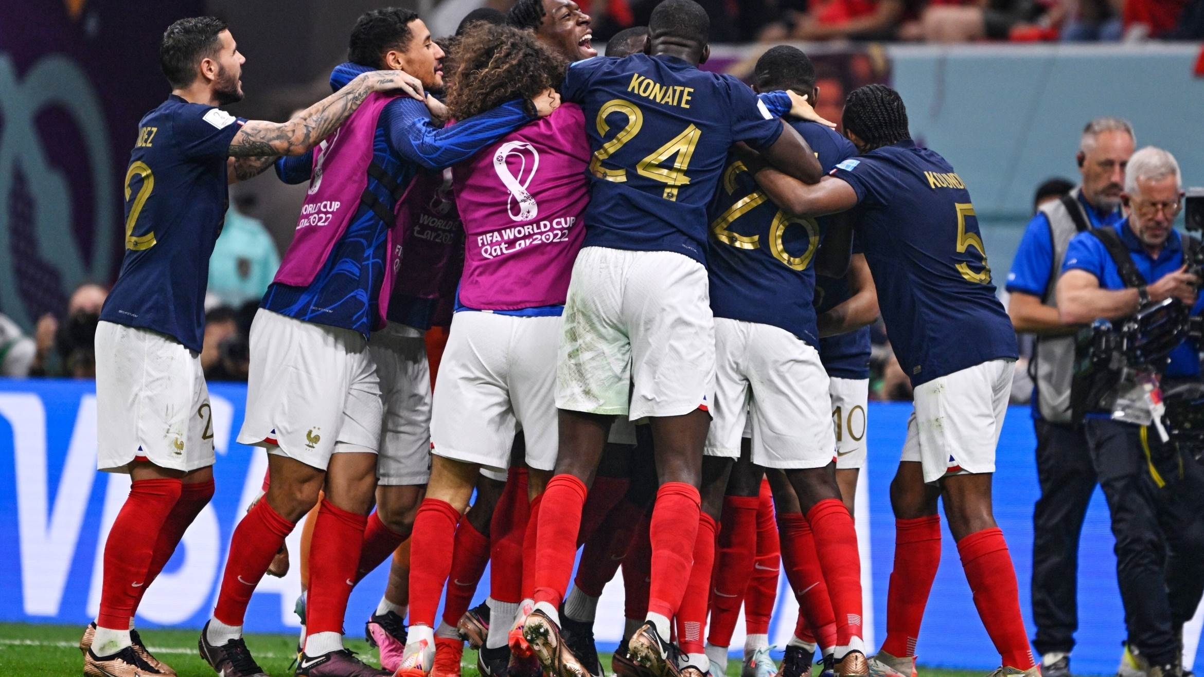 Französische Fußballer jubeln über das 2:0 im WM-Halbfinale gegen Marokko - 