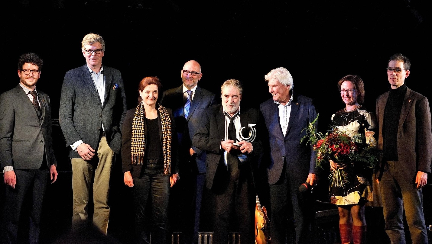 Bei der Preisvergabe: Paul Lovens (4. von rechts) und seine Gratulantenschar
