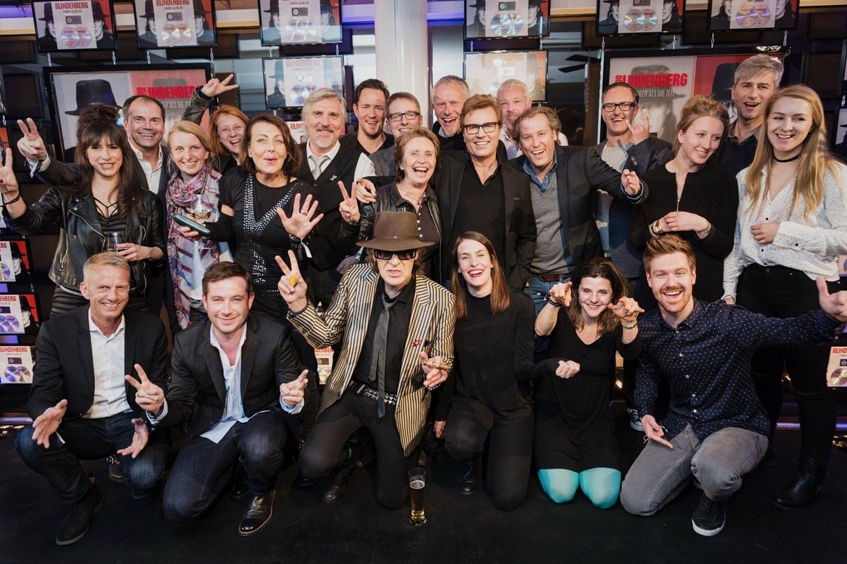 Zelebrierten den großen Erfolg von "Stärker als die Zeit": Udo Lindenberg (vorn, 3. von links), Bernd Dopp (Chairman & CEO Warner Music, hinten, 7. von rechts) und das gesamte Warner-Music-Panik-Team