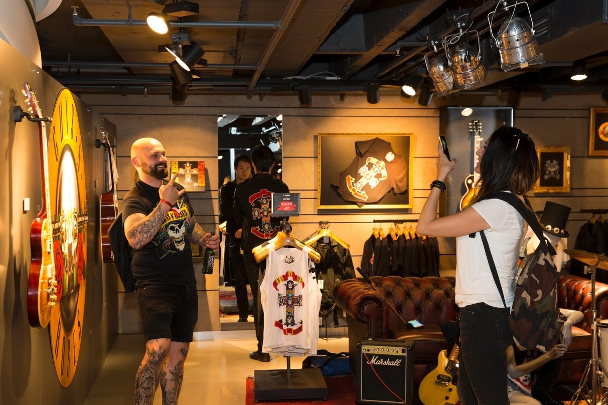 Fans decken sich im Popup- Store von Bravado/ Wormland mit Artikeln von Guns N` Roses ein